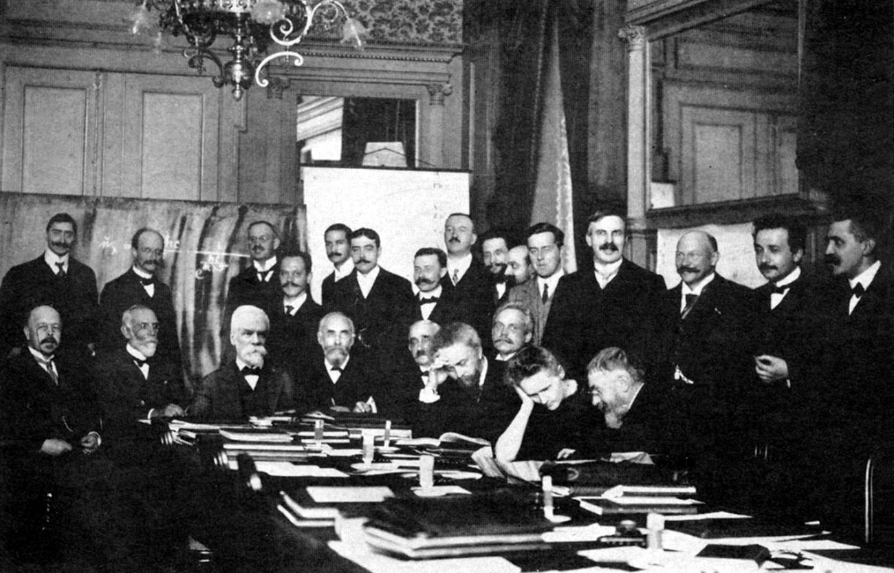 La conférence de Solvay, en 1911, où sur vingt-quatre scientifiques présents, il y a une seule femme : Marie Curie. Photographie de Benjamin Couprie, domaine public.