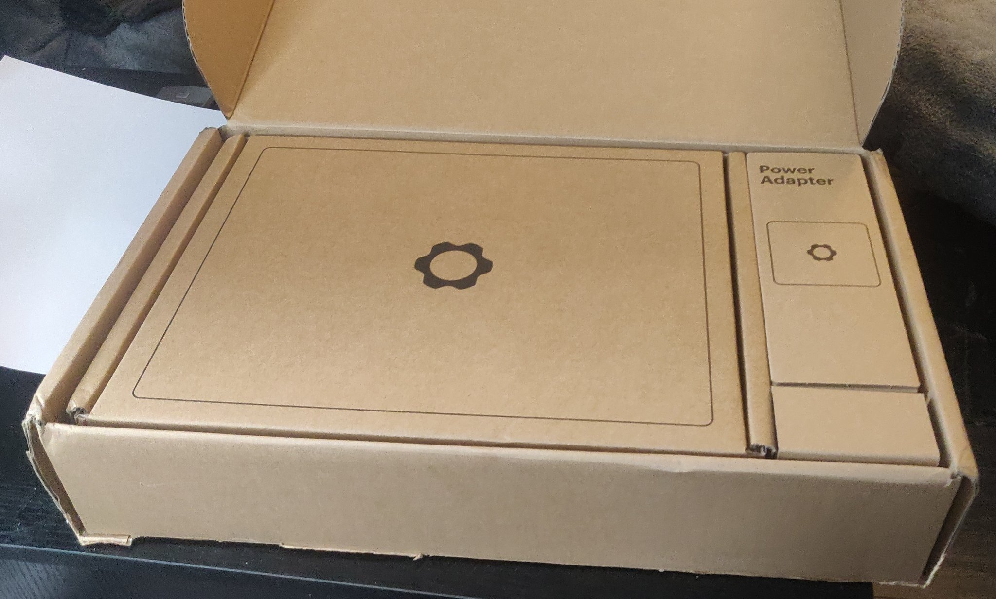 Une boîte en carton qui contient d’autres boîtes en carton.