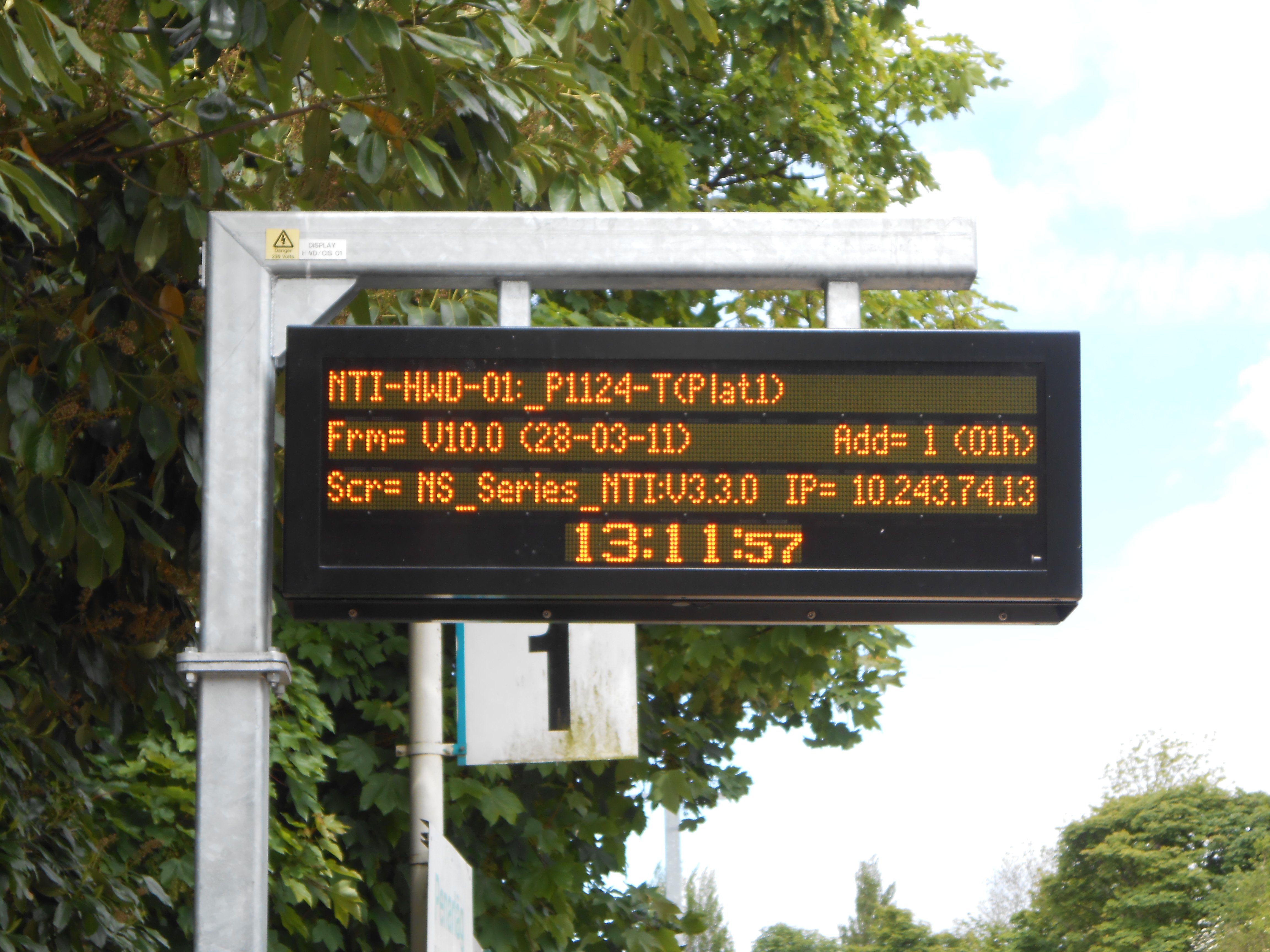 Photo d’un panneau d’affichage de gare avec des données de diagnostic, y compris un adresse IP, prise à la gare de Hawarden, Flintshire, Pays de Galles. CC-BY-SA 3.0 Rept0n1x.