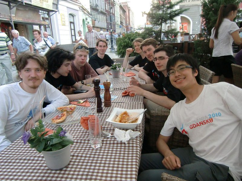 Photo d'un repas entre Wikimédiens à Poznan, où je suis au troisième rang à droite