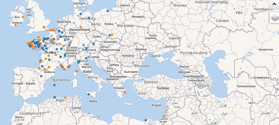 Capture d'écran de la carte produite par le point d'accès Wikidata, avec des points de trois couleurs. La disposition des points reste globalement la même : centrés sur l'Ouest de la France.