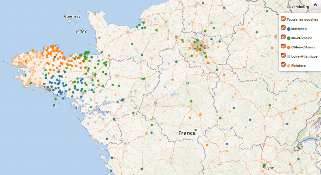 Capture d'écran de la carte produite par le point d'accès Wikidata, centrée sur une partie de la France allant de la Normandie au nord à Bordeaux au sud. La plupart des points sont en Bretagne, avec un net regroupage par département.