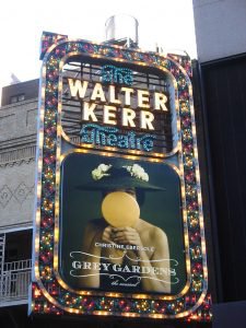 Publicité lumineuse devant le Walter Kerr Theatre